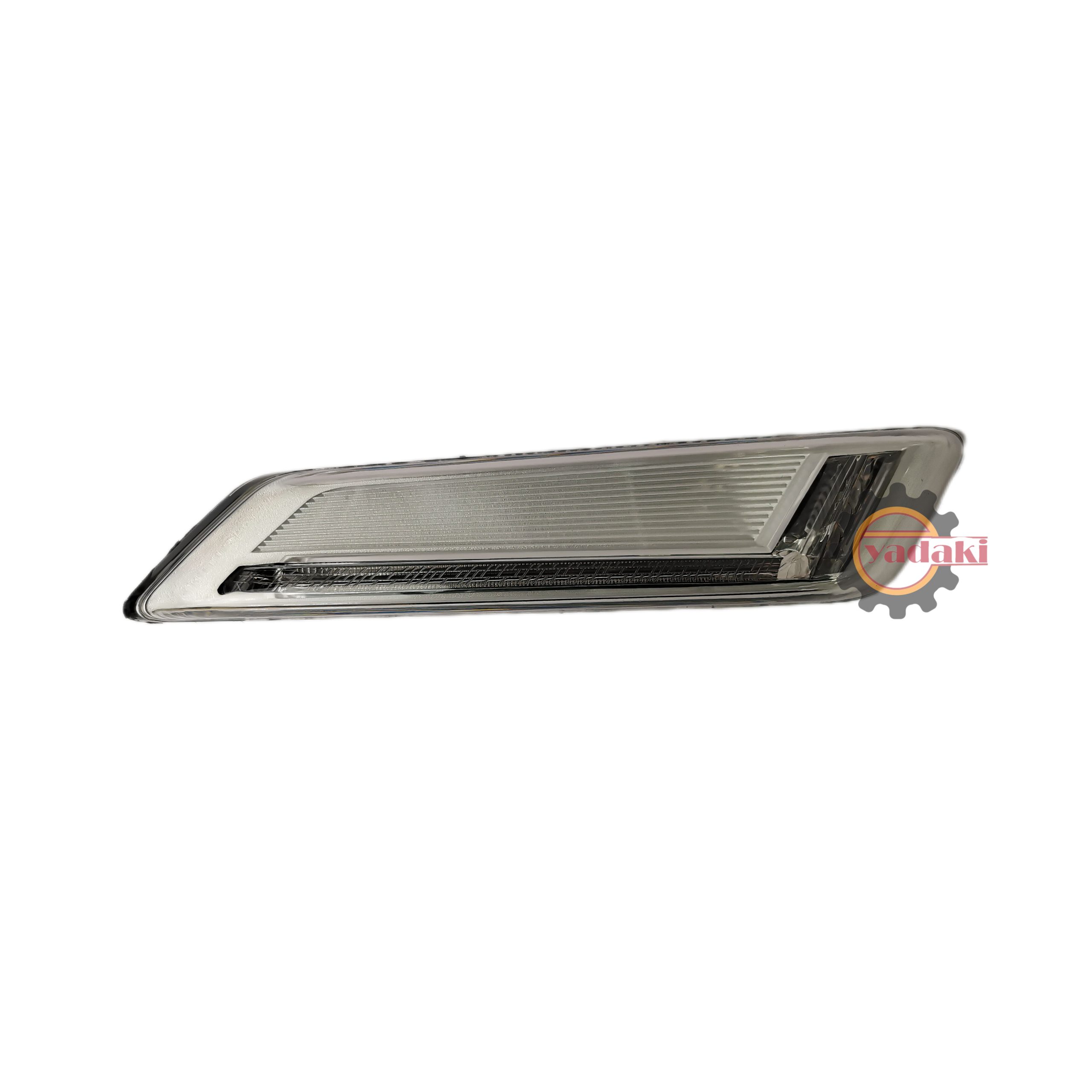 24189496-84389835-scaled-1.jpg چراغ روی درب FH500 FH4 نیوفیس راست تایوان - تصویر 1